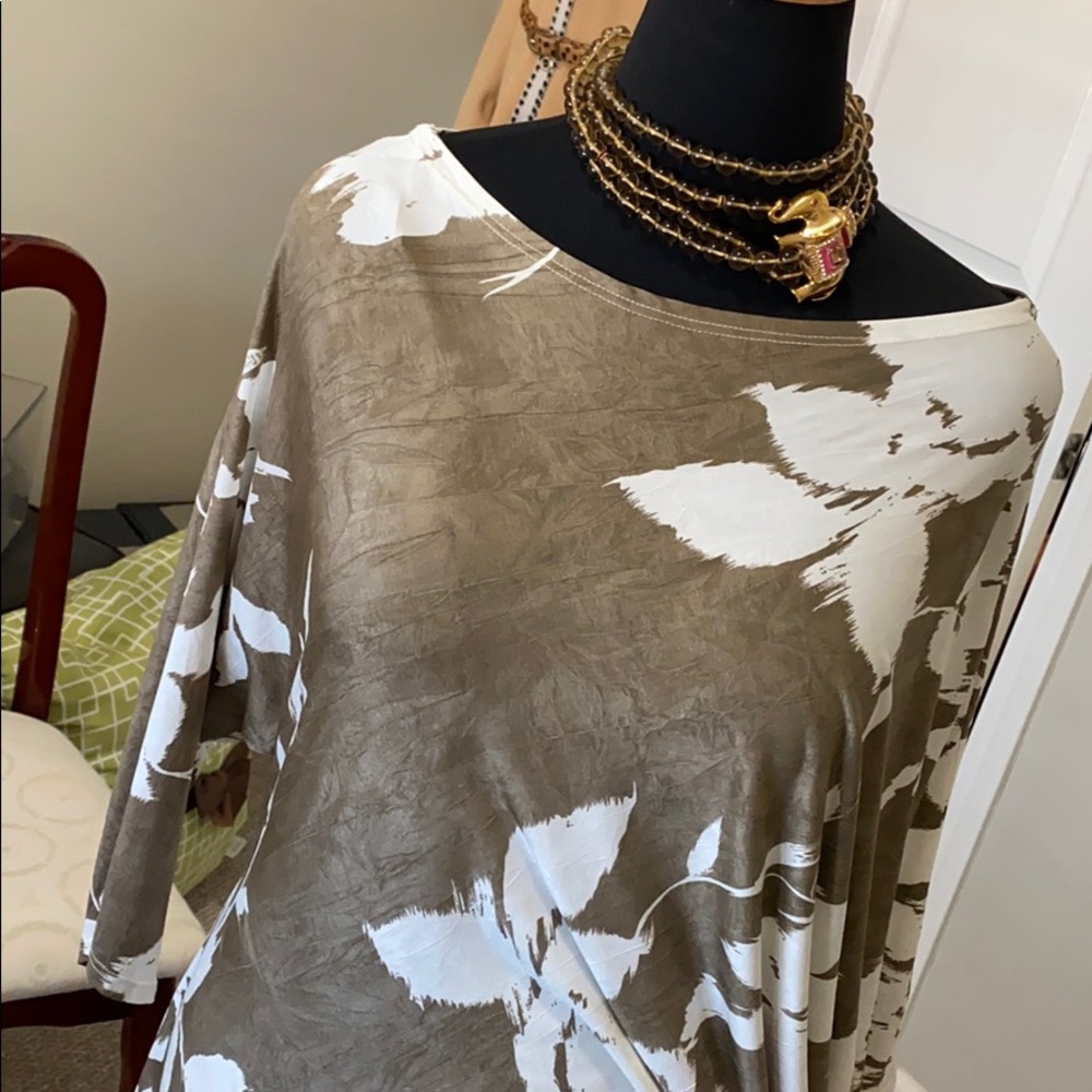 A comfortable asymmetrical top by Kanvas! A soft flowy top🍃